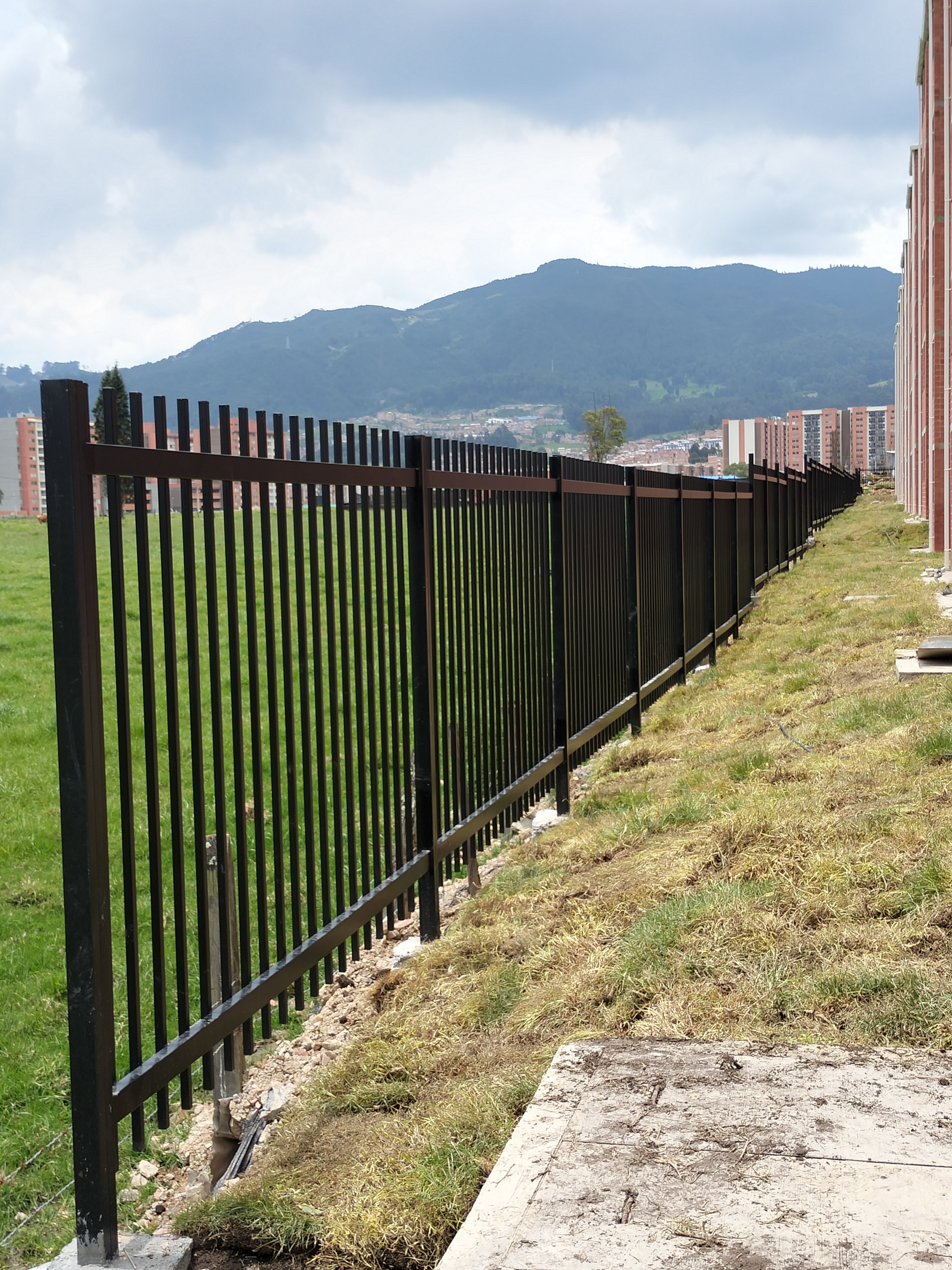 Cerramientos metálicos con seguridad y estética — proyecto 16