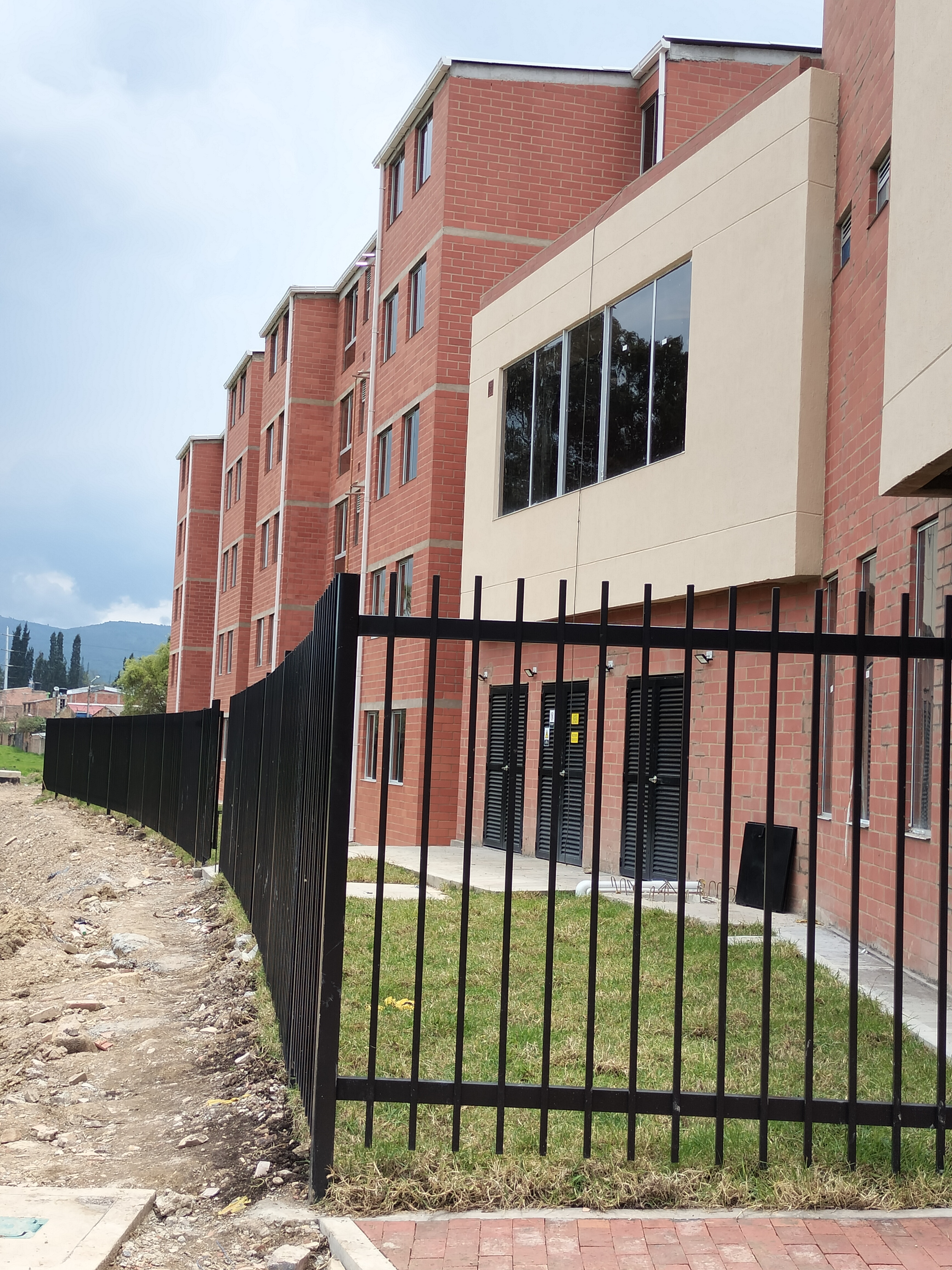 Cerramientos metálicos con seguridad y estética — proyecto 17