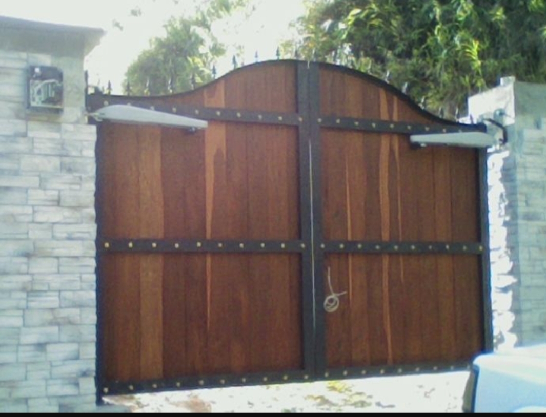 Puertas metálicas de alto desempeño — proyecto 28